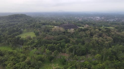 Luftaufnahme des Borobudur-Tempels in Java, Indonesien. Weitwinkelaufnahme mit Blick auf den Wald.