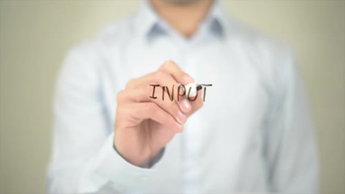 Input Man schreibt auf transparentem Bildschirm