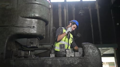 El ingeniero trabaja en una fábrica de piezas de máquinas.