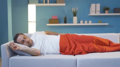 L'homme qui s'est réveillé en faisant des cauchemars dans son sommeil.