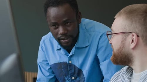 Hommes biraciaux cotravaillant au bureau