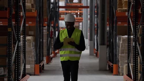 Arbeiter inspiziert Lagerbestand im Logistikzentrum in Zeitlupe