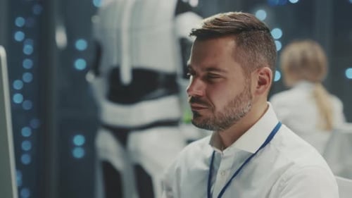 Ein engagierter Cybersicherheitsingenieur beobachtet und interpretiert Systemwarnungen auf einem schwach beleuchteten Server