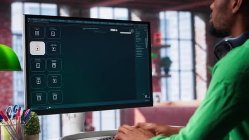 Une personne afro-américaine utilise un chatbot IA pour générer un montage vidéo