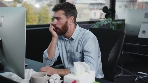 Un professionnel concentré travaillant sur un bureau de style moderne pour une productivité accrue