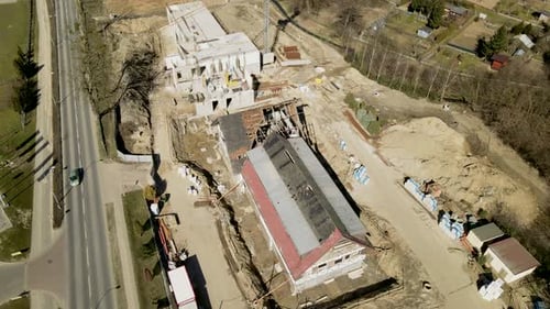 sitio de construcción vacío de arriba hacia abajo con grúa de construcción, aérea
