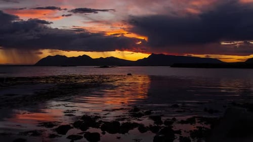 Dramatisch Sonnenaufgang über den isländischen Bergen Epische orangefarbene Wolken am Himmel bewegen sich im Zeitraffer
