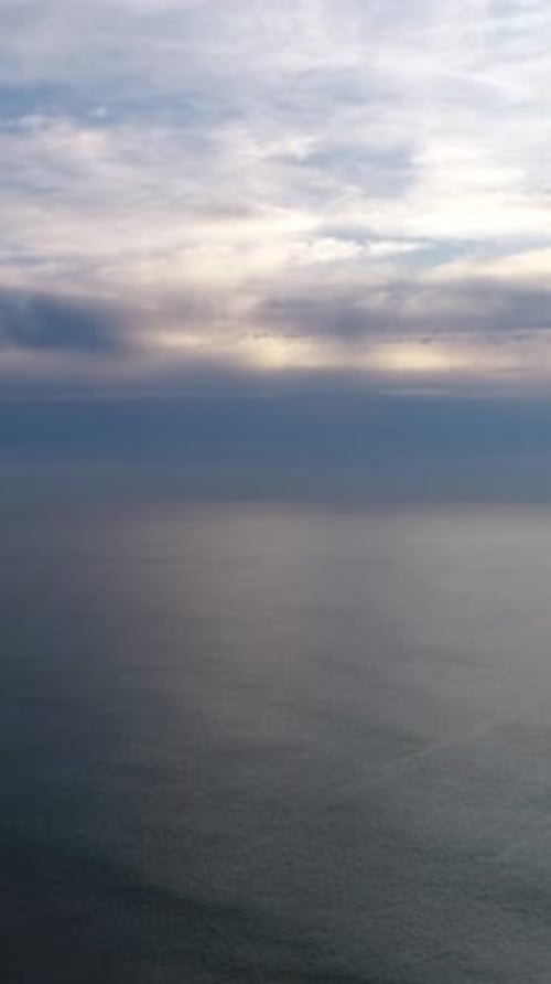 Vertikales Video des blauen Ozeans bei Sonnenuntergang