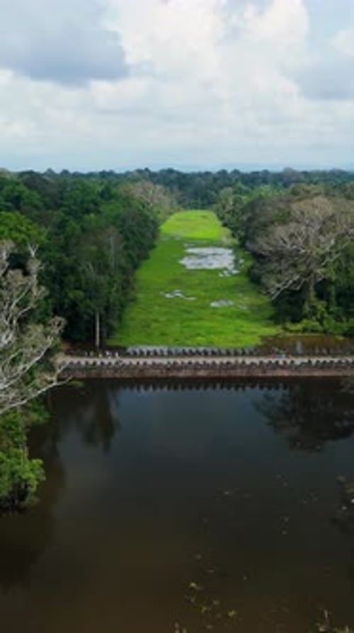 Approche aérienne verticale et révélation ascendante de la Porte de la Victoire à Angkor Thom, Siem Reap
