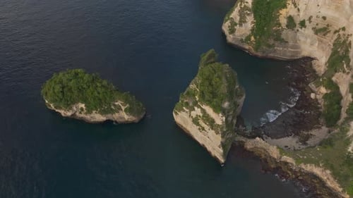 Luftaufnahme von Diamond Beach mit Klippenlandschaft, Indonesien.
