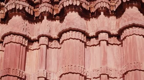architecture d'un ancien temple hindou en pierre rouge sous un angle unique le jour