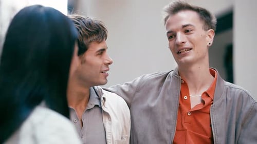 Liebevolle männliche Freunde, die draußen lächeln und miteinander reden