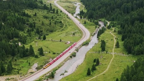 Drohnenaufnahme der Schweizer Bahnfahrt - Bewölkter Sommertag im Alpental,