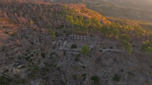 Vista aérea das ruínas da cidade antiga ao nascer do sol, Turquia.