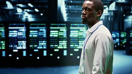 Afroamerikanischer Programmierer überprüft Elektronik für die Wartung von Rechenzentren