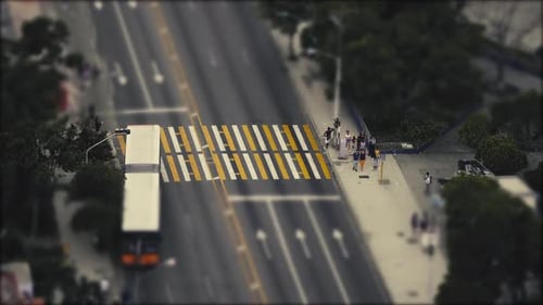 travessia de pedestres quando o tráfego para para para deixá-los passar em uma rodovia de 3 pistas.