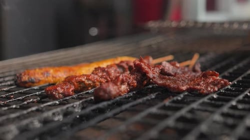 Asado de Suya y Bole en una parrilla de carbón