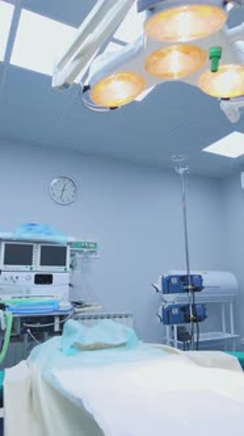 Equipo médico moderno en quirófano vacío. Quirófano estéril listo para operar