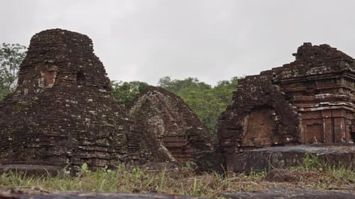 Vue panoramique du complexe de temples hindous abandonnés de My Son (Bhadreshvara) au Vietnam.