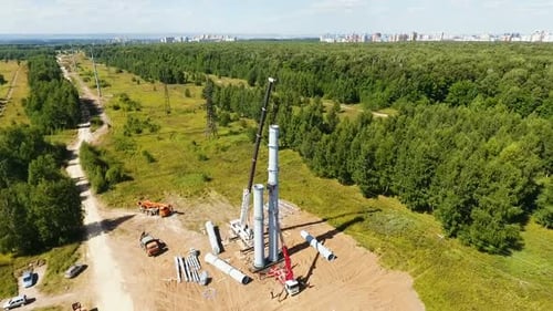 Sitio de construcción con tubería enorme entre el bosque