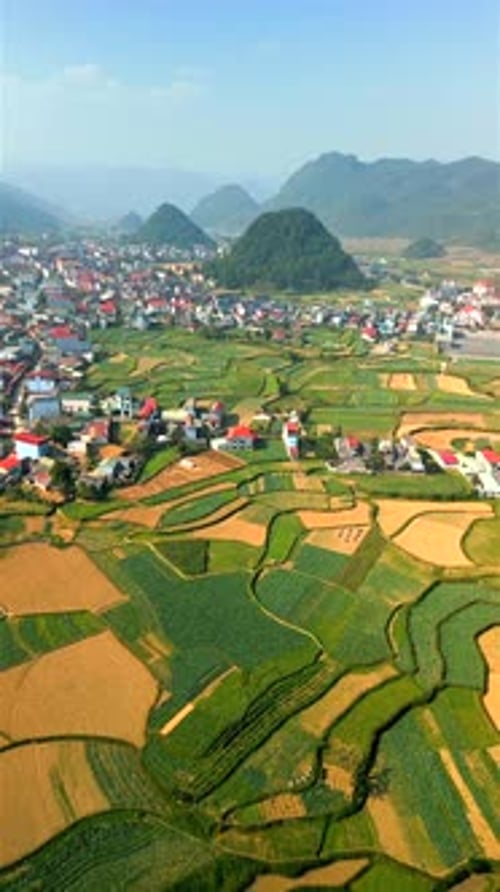 Luftaufnahme der Reisfelder und der Bergstadt in Ha Giang, Vietnam