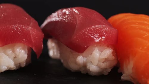Sashimi Nigiri Platter Japanisches Sushi-Restaurant Frische Thunfisch- und Lachsscheiben im modernen Café