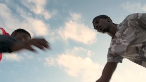 De jeunes basketteurs afro-américains célèbrent leur succès avec une bosse à la poitrine