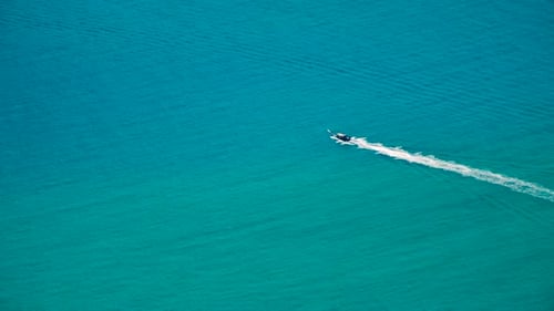barco de cola larga navegando en el trópico. Hermoso destino de vacaciones de verano.