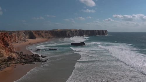 Herrliche Strandlandschaft, umgeben von den schaumigen weißen Wellen, die auf dem weißen Sand brechen