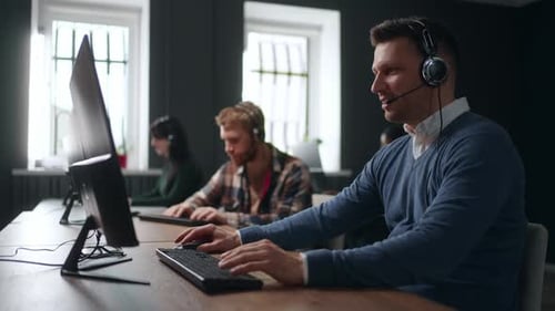 Callcenter- und Telemarketing-Abteilung Seriöser Mann, der im Büro arbeitet und Kundenanrufe beantwortet
