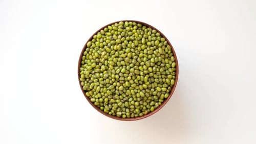 Semillas de frijol mungo para germinar en un bol de madera que gira
