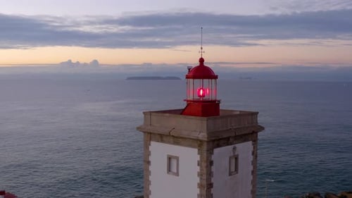 Vista aérea del hermoso amanecer y la luz del faro.