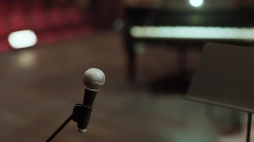 Klavier und Mikrofon bereit für die Aufführung in einem alten Opernhaus