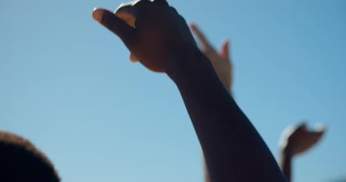 Ciel bleu, mains et gens en vacances, en bas et liberté avec unité, détente et escapade