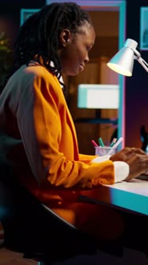 Vertikales Video Afroamerikanischer IT-Student, der Codierungs- oder Programmierübungen übt