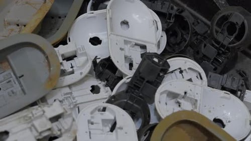 Haufen weggeworfener Kunststoffgehäuseteile in der Recyclinganlage