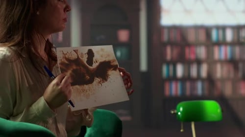 Un vétéran militaire étudie la tache d'encre de Rorschach lors d'une séance de thérapie avec un conseiller