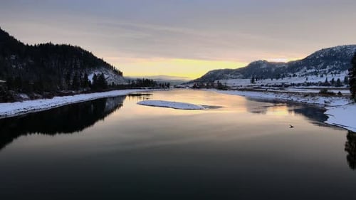 Rivière Thompson au coucher du soleil en hiver, montagnes entourant Kamloops, Colombie-Britannique, dron