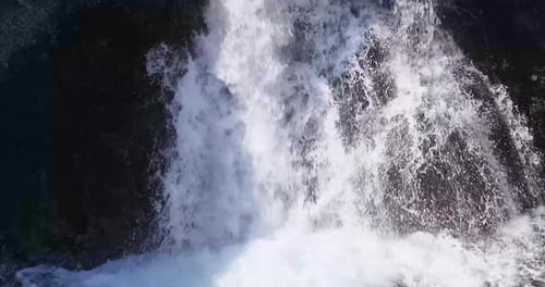 À la cascade de Skutafoss, la douce cascade touche les cailloux, créant des ondulations d'eau claire qui