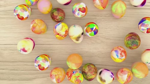 Bunt verzierte Ostereier bilden einen Rahmen im rustikalen Stil