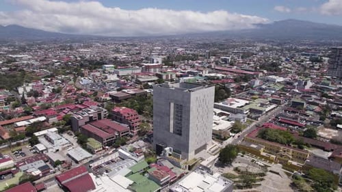 Vue aérienne de l'Assemblée législative du Costa Rica entourée d'un vaste paysage urbain sous un b