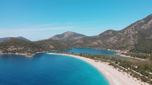 Voo aéreo: praia e lagoa de Oludeniz, bela baía, água azul cristalina, Turquia