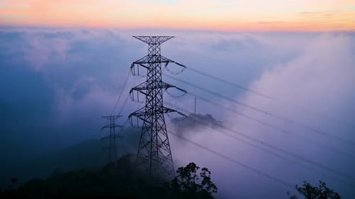 Torres eléctricas de Meishan al atardecer con un mar de nubes en Chiayi, Taiwán