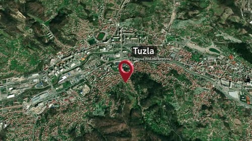 Zoom sur la carte de la ville de Tuzla (Bosnie-Herzégovine) de l'espace à la Terre