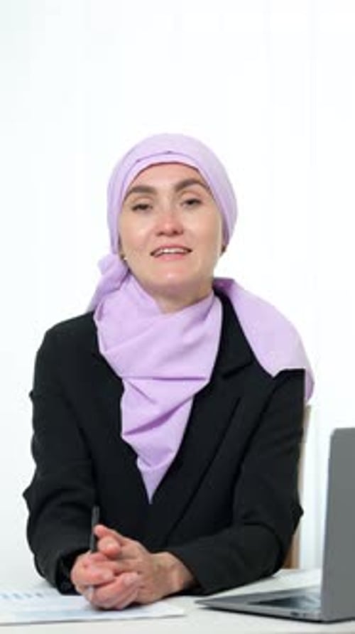 Empresaria musulmana en hiyab sonríe mirando a la cámara