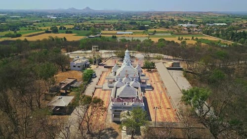 Drone cinématographique en direction du temple Vindhyavaasini Devi à Dindori, Nashik