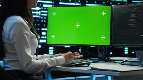 Der Systemadministrator verwendet einen austauschbaren Computermonitor für die Arbeit im Serverraum
