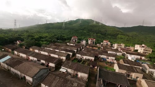 Drohnenflug über ein altes chinesisches Dorf mit wunderschönem Bergblick 2