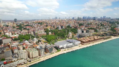 Drohnenaufnahme von Istanbul, Türkei aus der Luft. Bosporus, Hafen von Galata, mehrere Wohn- und
Bürogebäude