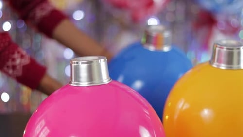 Decorador colocando decorações festivas coloridas no estúdio para o conjunto de férias